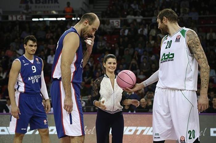 Anadolu Efes - CSKA Moskova maçında hava atışı Sinem Kobaldan