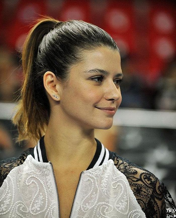 Anadolu Efes - CSKA Moskova maçında hava atışı Sinem Kobaldan