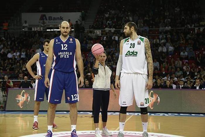 Anadolu Efes - CSKA Moskova maçında hava atışı Sinem Kobaldan