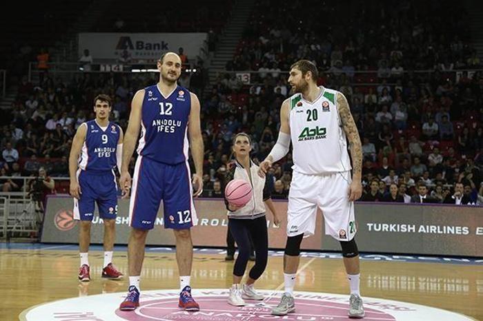 Anadolu Efes - CSKA Moskova maçında hava atışı Sinem Kobaldan