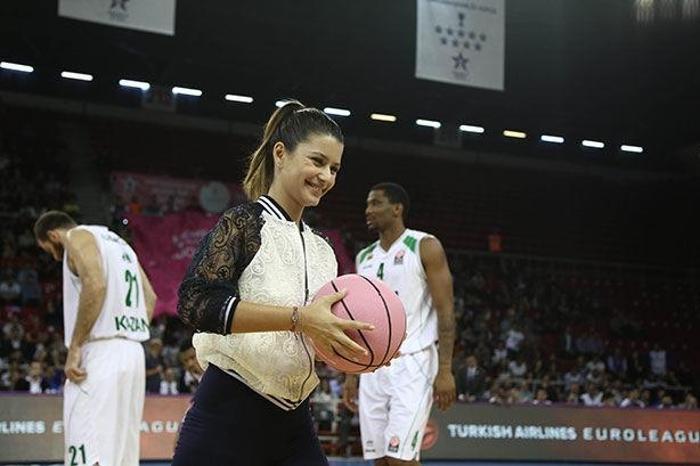 Anadolu Efes - CSKA Moskova maçında hava atışı Sinem Kobaldan