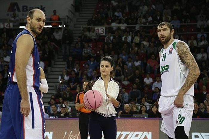 Anadolu Efes - CSKA Moskova maçında hava atışı Sinem Kobaldan