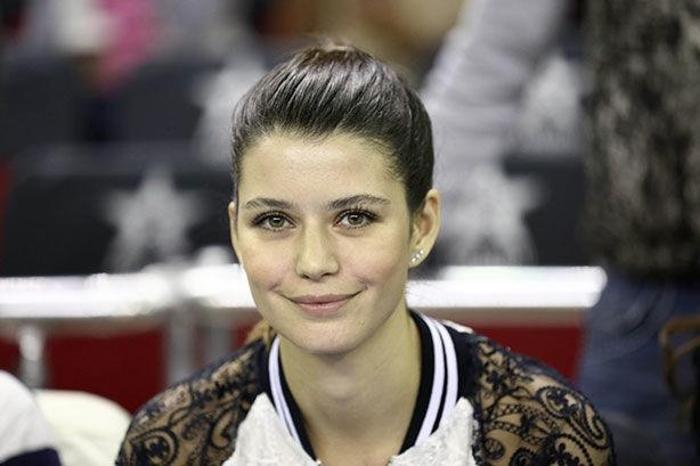Anadolu Efes - CSKA Moskova maçında hava atışı Sinem Kobaldan