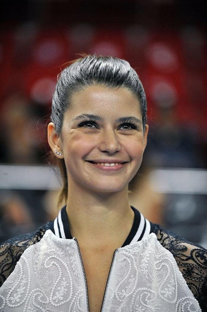 Anadolu Efes - CSKA Moskova maçında hava atışı Sinem Kobaldan
