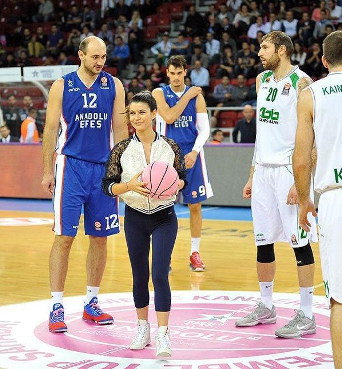 Anadolu Efes - CSKA Moskova maçında hava atışı Sinem Kobaldan
