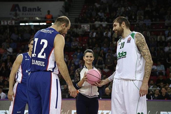 Anadolu Efes - CSKA Moskova maçında hava atışı Sinem Kobaldan
