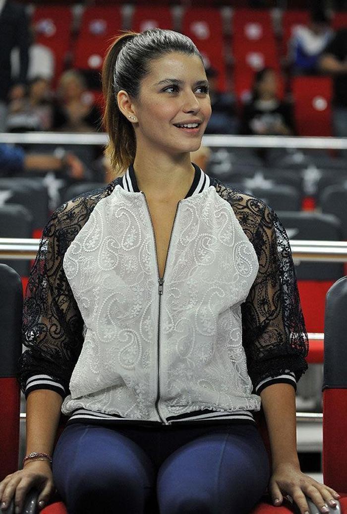 Anadolu Efes - CSKA Moskova maçında hava atışı Sinem Kobaldan