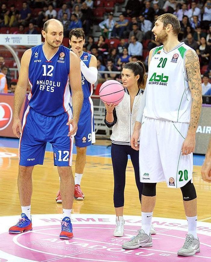 Anadolu Efes - CSKA Moskova maçında hava atışı Sinem Kobaldan