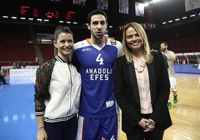 Anadolu Efes - CSKA Moskova maçında hava atışı Sinem Kobaldan