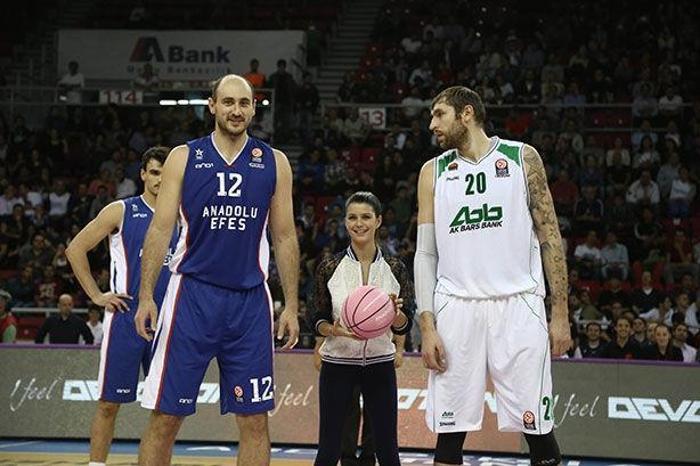 Anadolu Efes - CSKA Moskova maçında hava atışı Sinem Kobaldan