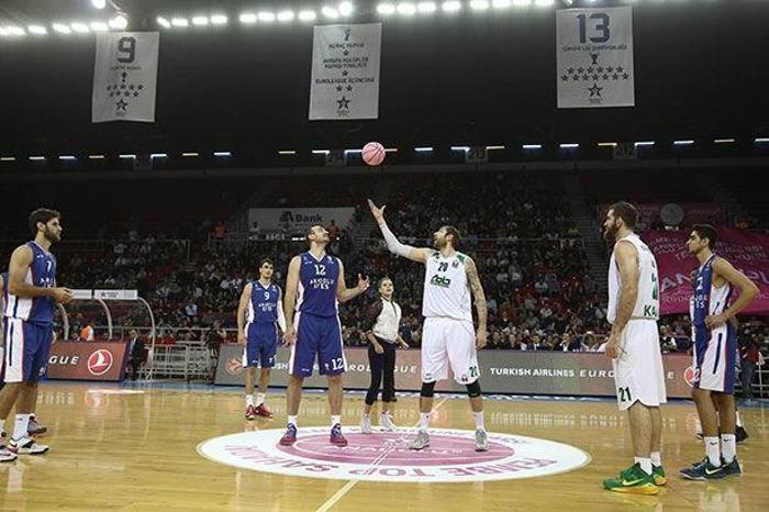 Anadolu Efes - CSKA Moskova maçında hava atışı Sinem Kobaldan