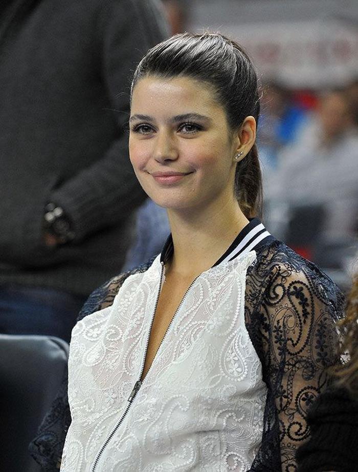 Anadolu Efes - CSKA Moskova maçında hava atışı Sinem Kobaldan