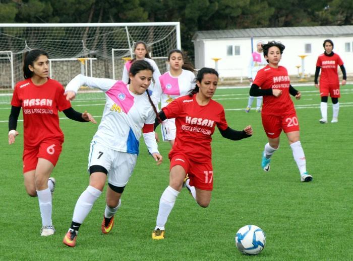 Kadın futbolcular kavga etti, maç tatil edildi