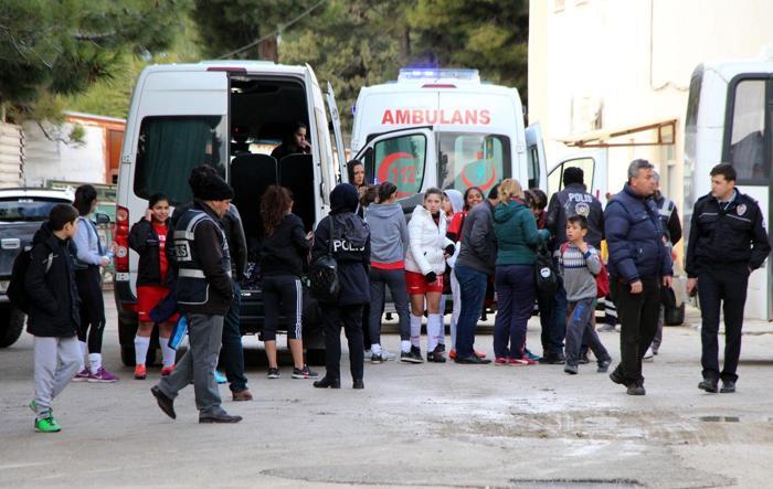 Kadın futbolcular kavga etti, maç tatil edildi