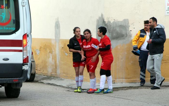 Kadın futbolcular kavga etti, maç tatil edildi