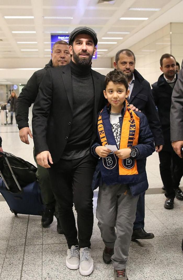 Arda Turanın gelişi sırasında şok olay
