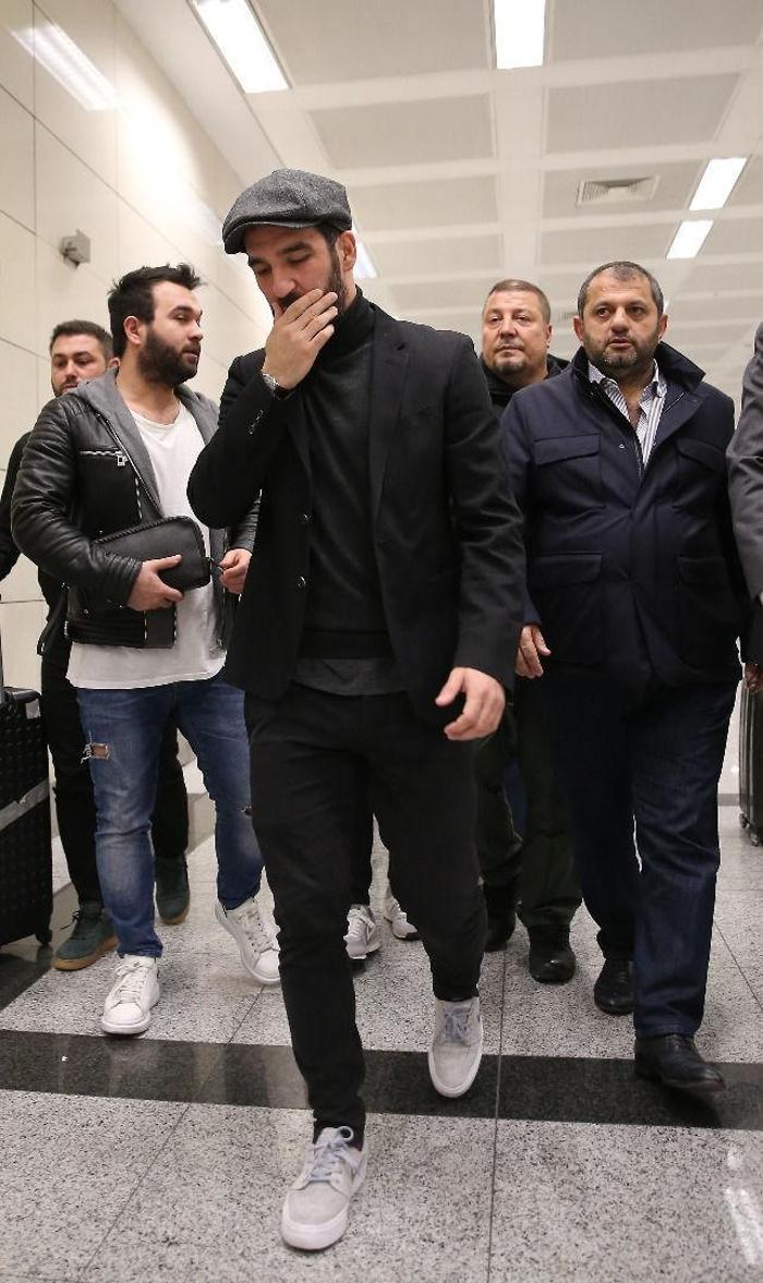 Arda Turanın gelişi sırasında şok olay