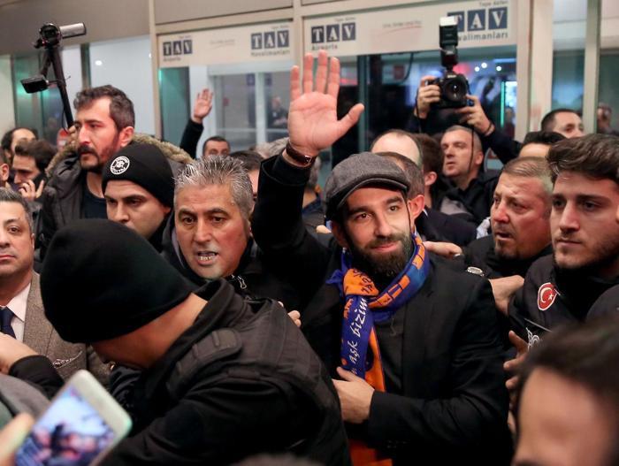 Arda Turanın gelişi sırasında şok olay