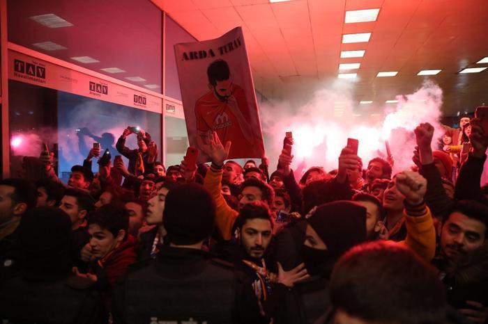 Arda Turanın gelişi sırasında şok olay