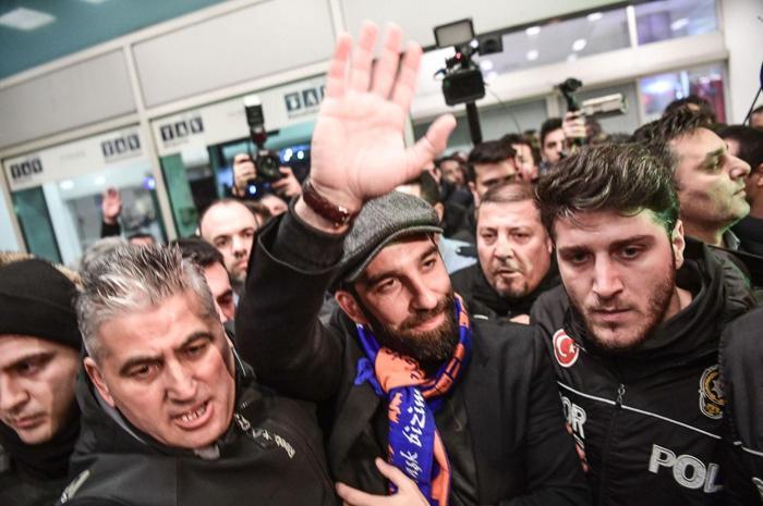 Arda Turanın gelişi sırasında şok olay