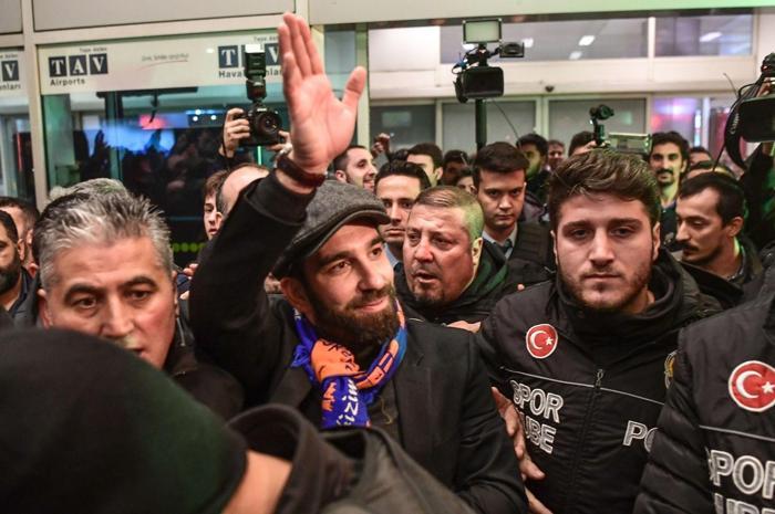 Arda Turanın gelişi sırasında şok olay