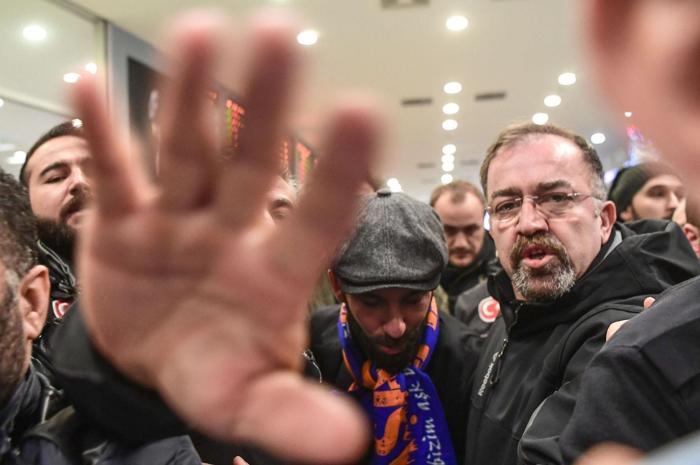 Arda Turanın gelişi sırasında şok olay