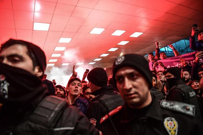 Arda Turanın gelişi sırasında şok olay