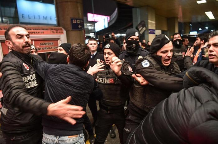 Arda Turanın gelişi sırasında şok olay