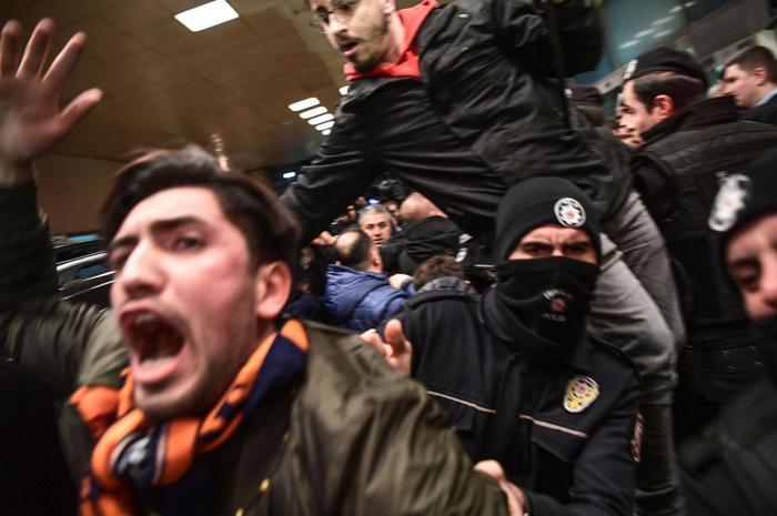 Arda Turanın gelişi sırasında şok olay