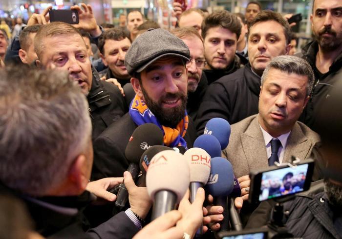 Arda Turanın gelişi sırasında şok olay