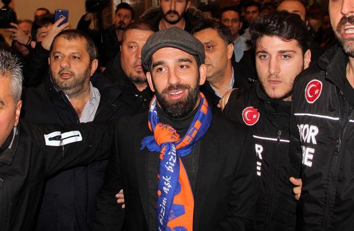 Arda Turanın gelişi sırasında şok olay