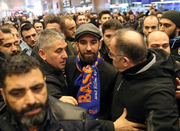 Arda Turanın gelişi sırasında şok olay