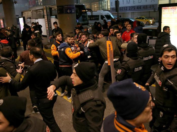 Arda Turanın gelişi sırasında şok olay