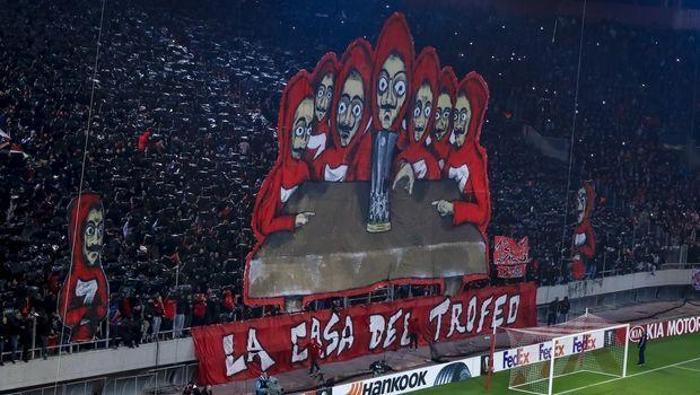 Olympiacos taraftarlarından La Casa De Papel koreografisi