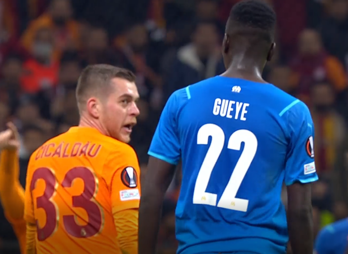 Galatasaray-Marsilya maçında olay Gueye, Cicaldauyu çıldırttı