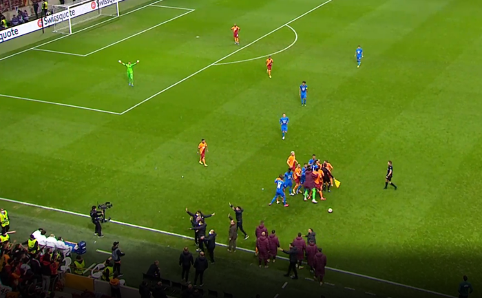 Galatasaray-Marsilya maçında olay Gueye, Cicaldauyu çıldırttı
