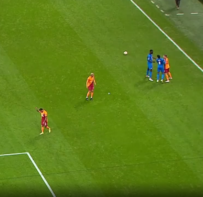 Galatasaray-Marsilya maçında olay Gueye, Cicaldauyu çıldırttı