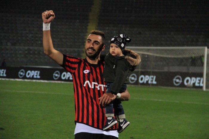 SOL BEKTE PLASE UĞUR