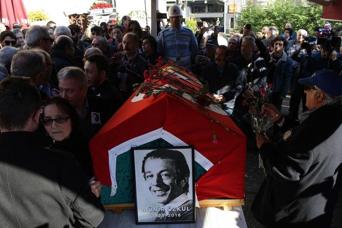 Münir Özkul son yolculuğuna uğurlandı