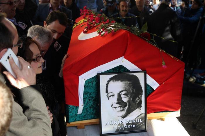 Münir Özkul son yolculuğuna uğurlandı