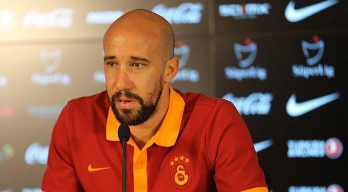LATOVLEVICI İMZAYI ATIYOR