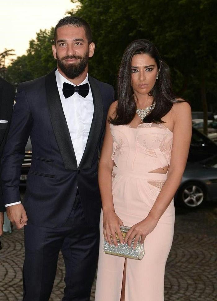Arda Turan, bu sefer de fitness eğitmeni Elif Güngöre yazdı
