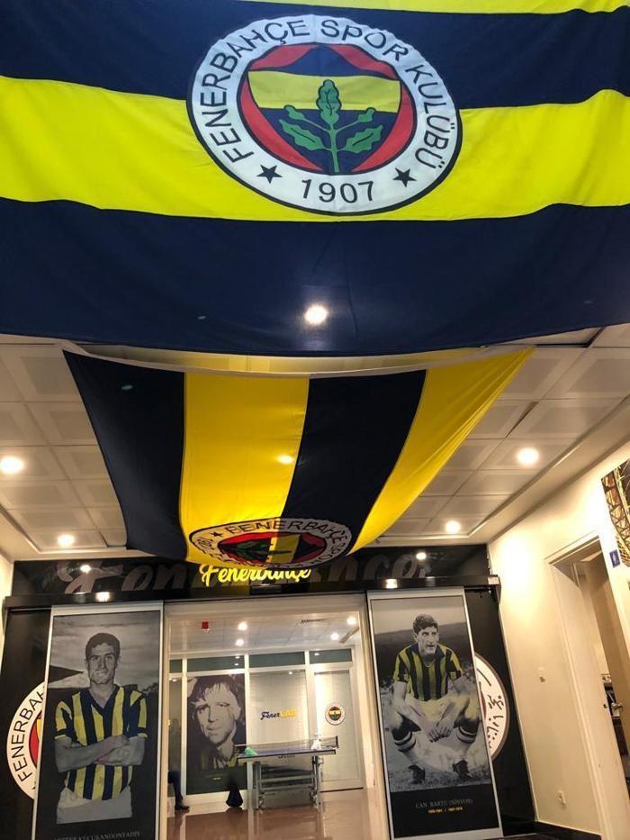 Derbiye 1 hafta kala dev bayraklarla süslenen Samandıra, oyuncuları maçın havasına soktu.