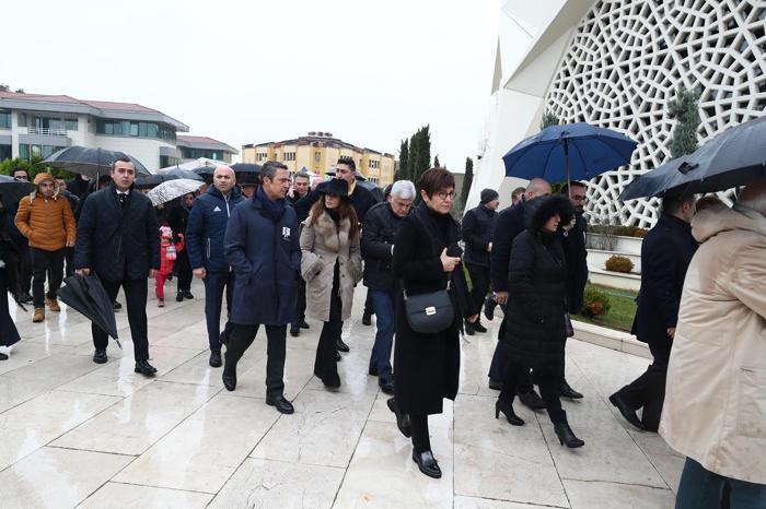 Ali Raif Dinçkök son yolculuğuna uğurlandı Aziz Yıldırım ve Ali Koç bir araya geldi