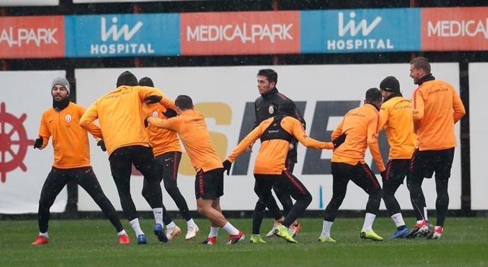 Galatasarayda Emre Akbaba, Sinan Gümüş ve Younes Belhandadan iyi haber