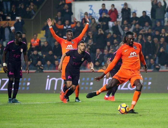 Emmanuel Adebayor: Uçağa Beşiktaş için bindim, Başakşehire imza attım