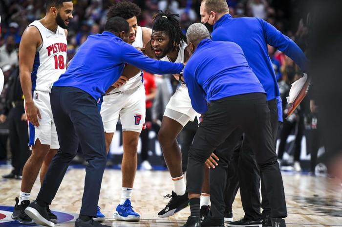 NBAde LeBron Jamese saldıran Isaiah Stewart zor durduruldu