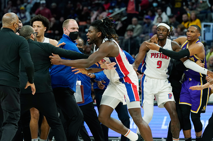 NBAde LeBron Jamese saldıran Isaiah Stewart zor durduruldu