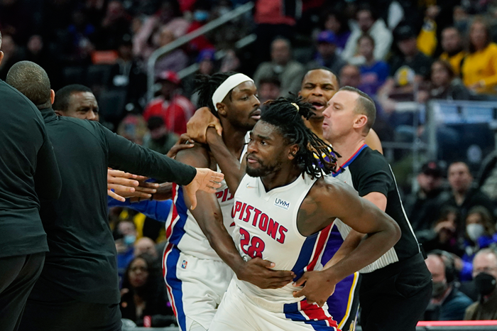 NBAde LeBron Jamese saldıran Isaiah Stewart zor durduruldu