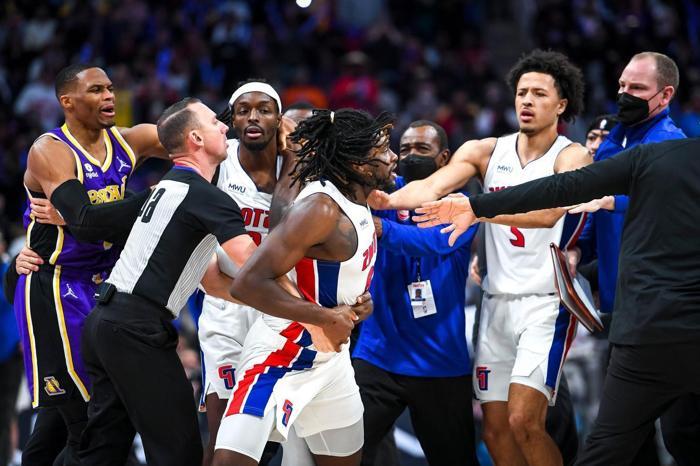 NBAde LeBron Jamese saldıran Isaiah Stewart zor durduruldu